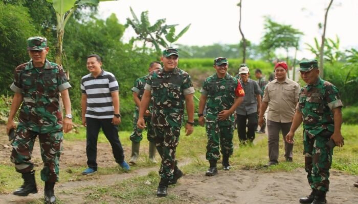 Dandim 0808/Blitar Dampingi Danrem 081/DSJ kunjungi Lokasi Sasaran Pembangunan Jembatan Gantung Di Blitar
