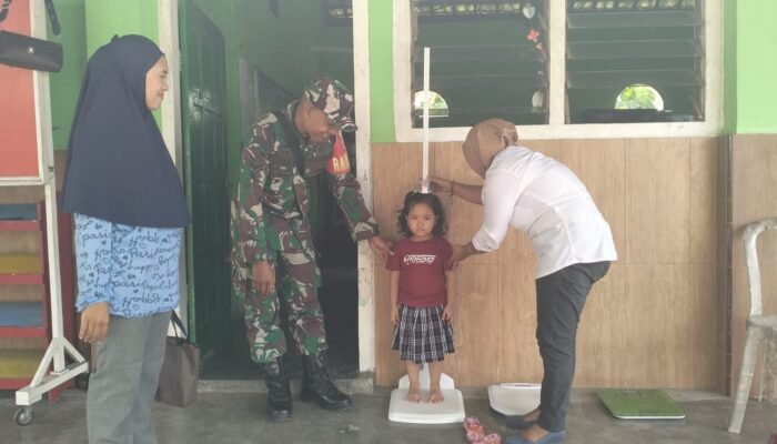 Babinsa Kelurahan Rembang Dampingi Kegiatan Penimbangan Balita Bersama Kader Posyandu