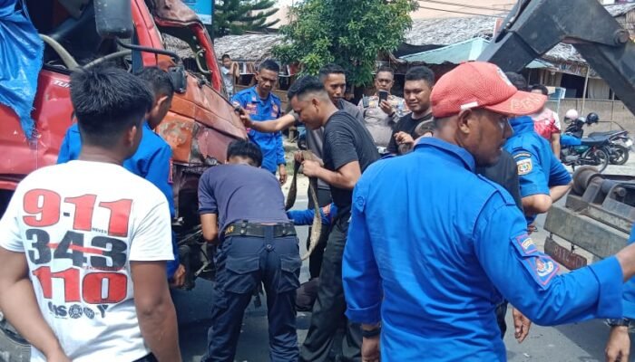 Baru Terima SK PPPK, Damkar Polman Langsung Evakuasi Truk 8 Ton yang Hantam Tiang Listrik dan Rumah