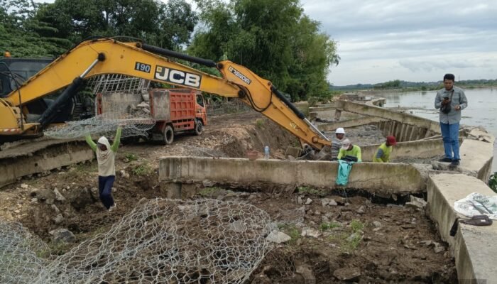 Hadapi Dinamika Alam Bengawan Solo, PU SDA Bojonegoro dan Kontraktor Susun Perbaikan Lanjutan Tebing Sungai