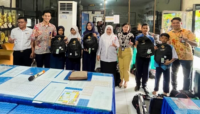 Bank Mandiri Salurkan Ratusan Seragam dan Tas Sekolah Gratis untuk Siswa SMPN 37 Makassar