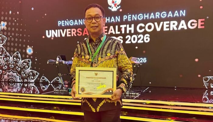 Torehkan Prestasi Tingkat Nasional, Bupati Soppeng Terima Penghargaan UHC Award Madya
