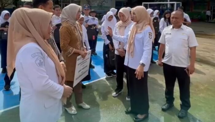 Disdik Makassar Gandeng Bank Mandiri, Ratusan Siswa SMPN 15 Terima Bantuan Tas dan Seragam Sekolah