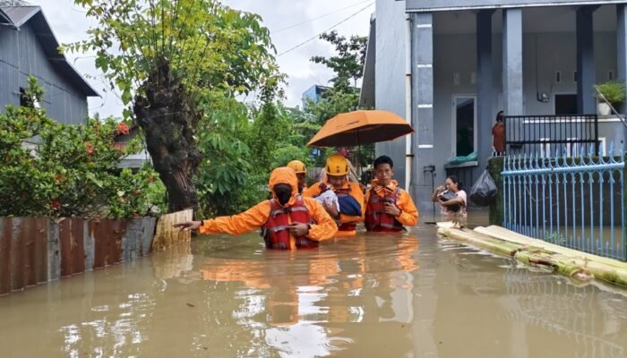 Instruksi Wali Kota Bergerak Cepat, BPBD Makassar All Out Tangani Banjir dan Evakuasi Warga