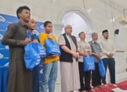 Tarawih Perdana Ramadan, Wali Kota Makassar Serahkan Bingkisan untuk Marbot Masjid 45