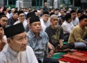Kadispora Syamsul Bahri Dampingi Wali Kota Makassar Shalat Tarawih di Masjid Al Markas