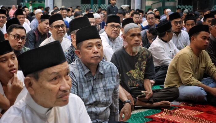 Kadispora Syamsul Bahri Dampingi Wali Kota Makassar Shalat Tarawih di Masjid Al Markas