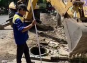Satgas Drainase dan Jalan Bersihkan Sisa Material PKL di Jalan Sembilan, PU Makassar Dukung Penertiban Fasum