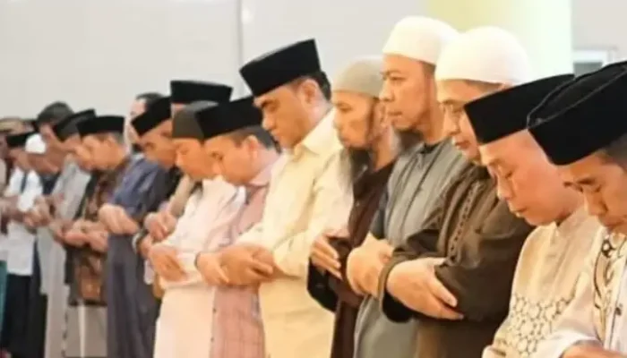 Kadis PPKB Makassar Bersama Wali Kota Hadiri Salat Berjamaah dan Sapa Warga di Ujung Pandang