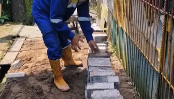 Tindak Lanjuti Aduan Warga Via Aplikasi Lontara+, PU Makassar Pasang Paving Blok di Jl Inpeksi PAM Lr 5