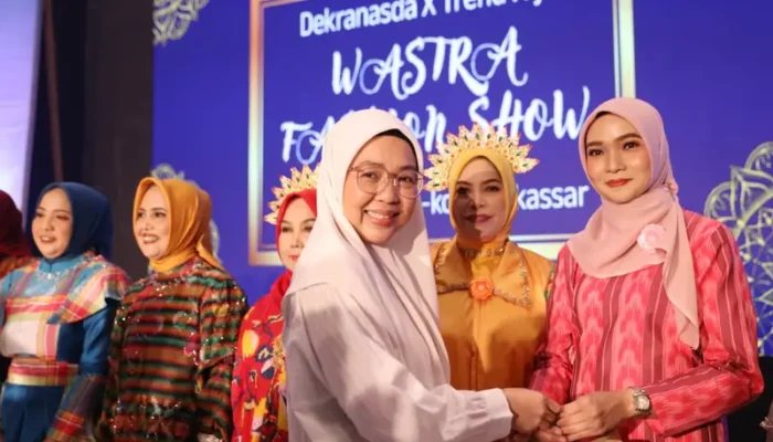 Dekranasda Kota Makassar Hadirikan Pesona Wastra Bugis Makassar di Ajang Fashion Show Trend Hijab, Melinda Aksa Dorong UMKM Berinovasi