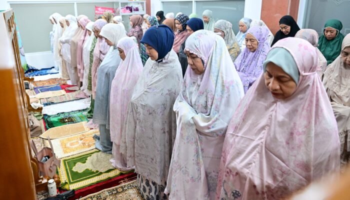 Wawali Makassar Aliyah Mustika Ilham Tarawih Bersama Warga di Masjid Nurul Jihad Toddoppuli