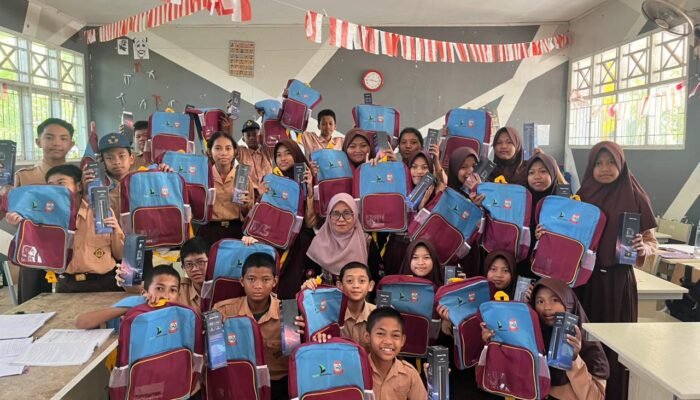 Dukung Pendidikan, Bank Sulselbar Bagikan Tas dan Tumbler untuk Siswa SMPN 36 Makassar