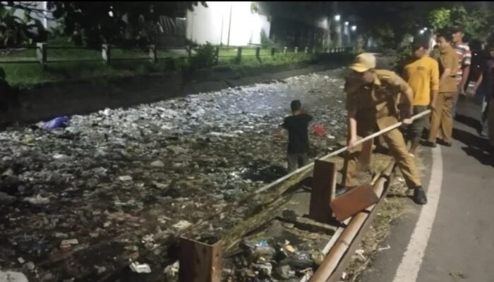 Aksi Cepat Camat Panakkukang Atasi Tumpukan Sampah di Kanal Karuwisi