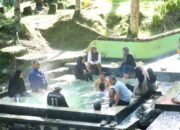 Libur Pasca Iduladha, Bupati Luwu Utara Pilih Healing di Permandian Air Panas Pincara