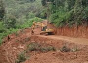 Bupati Lutra Genjot Peningkatan Jalan Palandoan–Lassa–Eno, Alat Excavator Bekerja Siang dan Malam
