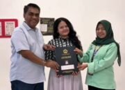 Kepala DPPKB Makassar Beri Teladan, Ambil Rapor Anak dalam Gerakan Ayah Teladan Indonesia