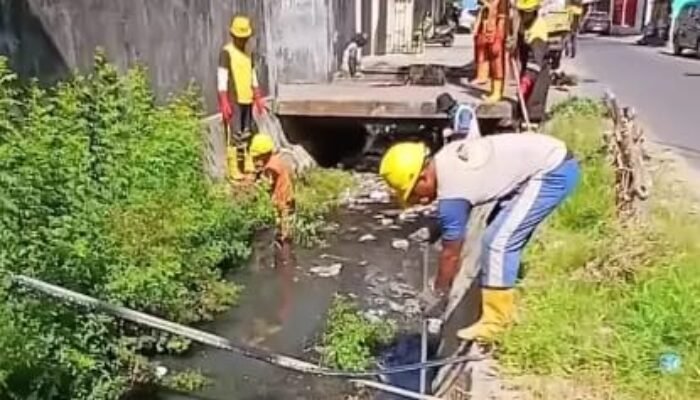 Dengar Keluhan Warga, Dinas PU Makassar Bergerak Bersihkan Saluran Jalan Sungai Kelara