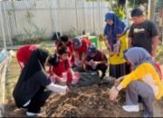 Budayakan Hidup Bersih, SMPN 40 Makassar Kompak Gelar Kerja Bakti