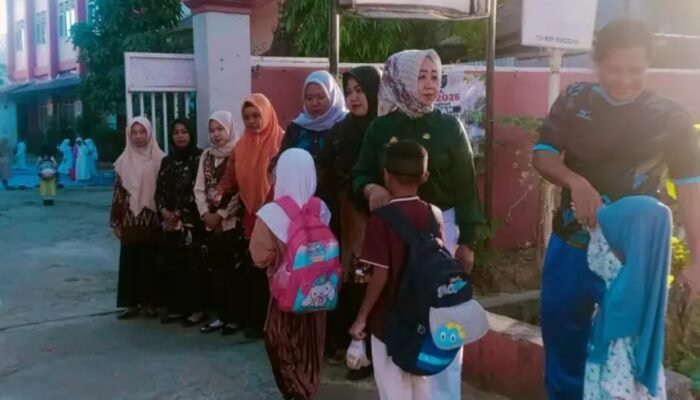 Sambut Siswa dengan Senyum dan Salam, UPT SPF SDN KIP Maccini Makassar Bangun Karakter Sejak Pagi