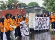 Spanduk “Satuan Penjilat Prabowo-Gibran” Warnai Aksi Mahasiswa Unhas, Soroti Karhutla dan Nasib Rakyat