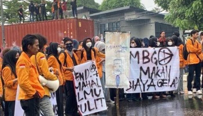 Spanduk “Satuan Penjilat Prabowo-Gibran” Warnai Aksi Mahasiswa Unhas, Soroti Karhutla dan Nasib Rakyat